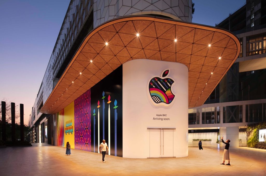 Apple has launched a new feature called "Shop with a Specialist" in India